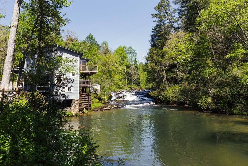 lake-burton-area-waterfall